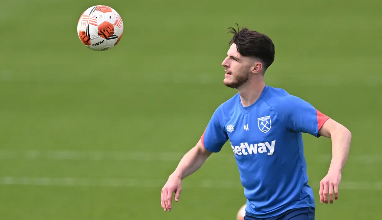 <p>Gelandang West Ham United, Declan Rice mengontrol bola saat mengambil bagian dalam sesi latihan di tempat latihan West Ham United di London timur (4/5/2022). West Ham akan bertanding melawan Eintracht Frankfurt pada leg kedua semifinal Liga Europa di di Deutsche Bank Park. (AFP/Justin Tallis)</p>