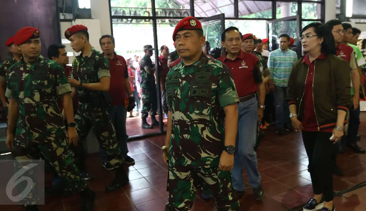 Danjen Madsuni saat tiba dalam pembukaan Danjen Kopassus-BNI Open Volleyball Tournament di Gedung Nanggala Markas Kopassus, Cijantung, Jakarta (2/4). Acara ini merupakan rangkaian untuk memeriahkan HUT Kopassus ke-65. (Liputan6.com/Helmi Afandi)