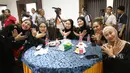 Pemain Timnas voli putri Indonesia berfoto bersama sebelum upacara pelepasan di Padepokan Voli Jenderal Polisi Kunarto, Sentul, Jawa Barat, Selasa (2/6/2026). (Bola.com/Abdul Aziz)