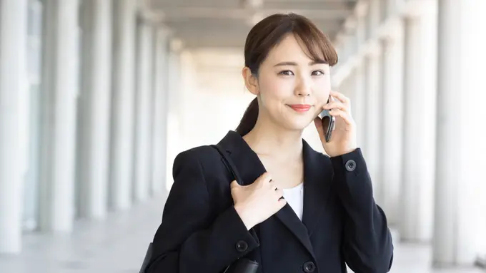 berangkat kerja jas hitam putih