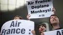 Beragam tulisan yang berisi protes kepada maskapai Air France juga ditunjukan para aktivis PETA saat berunjuk rasa di Bandara Los Angeles, California (28/4/2014). (REUTERS/Mario Anzuoni)