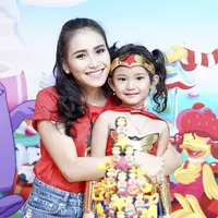 Menurut Ayu Ting Ting beberapa waktu lalu, perayaan bersama teman-temannya itu sesuai permintaan putrinya, Bilqis atau biasa disapa Iqis atau kriting Ayu menyebutnya. (Instagram/ayutingting92)