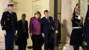 Presiden Prancis Emmanuel Macron (kanan) mendampingi Kanselir Jerman Angela Merkel usai menggelar pertemuan di Istana Presiden Eylsee di Paris (16/3). (AFP Photo/Ludovic Marin)