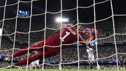 Kiper Juventus, Wojciech Szczesny, berusaha menghalau bola saat melawan Valencia pada laga Liga Champions di Stadion Mestalla, Valencia, Rabu (19/9/2018). Juventus menang 2-0 atas Valencia. (AFP/Javier Soriano)