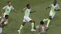 Para pemian Nigeria merayakan gol Ahmed Musa (tengah) saat melawan Islandia pada laga grup D Piala Dunia 2018 di Volgograd Arena, Volgograd, Rusia, (22/6/2018). Nigeria menang 2-0. (AP/Themba Hadebe)