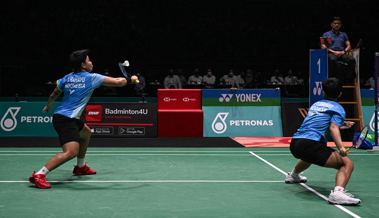Di awal game pertama, skor imbang terjadi saat kedudukan 5-5, namun akhirnya Apriyani Rahayu/Siti Fadia mampu menutup interval game pertama dengan keunggulan 11-10. Usai interval, pasangan Indonesia berperingkat 133 BWF ini terus melaju tanpa bisa terkejar Zhang Shu Xian/Zheng Yu yang berperingkat 33 BWF dan mampu merebut game pertama dengan skor 21-18. (AFP/Mohd Rasfan)