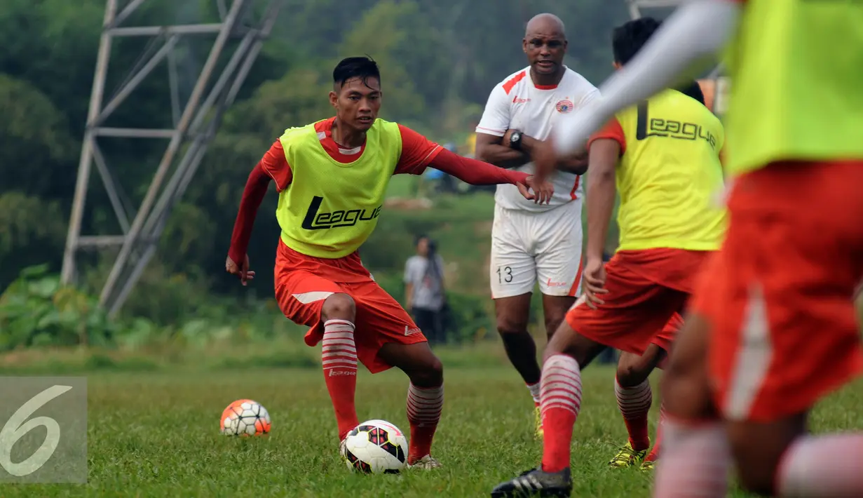 Sejumlah pemain Persija saat latihan di NYTC Sawangan, Depok (24/2/2016). Latihan ini persiapan Persija mengarungi turnamen Piala Bhayangkara dan Indonesia Super Competition (ISC) 2016. (Liputan6.com/Helmi Fithriansyah)
