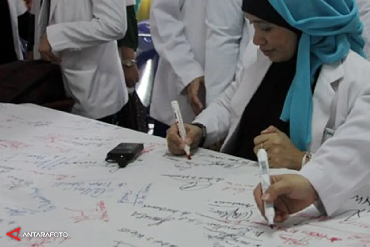 dokter-ayu-petisi-131126b.jpg