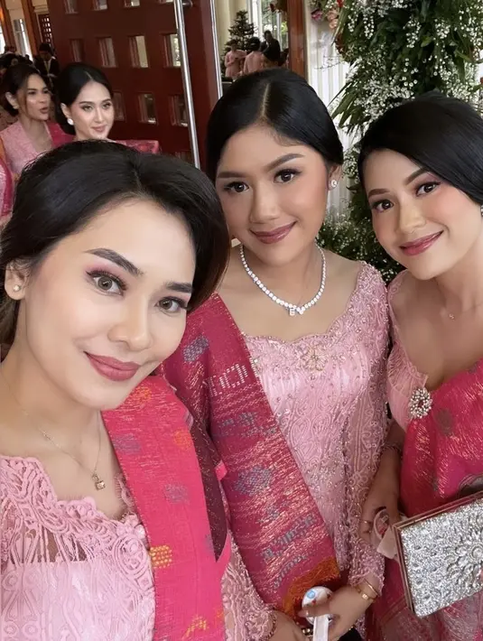 Melengkapi penampilannya, Erina mengenakan dua kalung yang melingkar di lehernya, salah satunya berliontin huruf E. Dengan model anting minimalis. [@imaypanay]