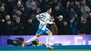 Pemain Brighton & Hove Albion, Kaoru Mitoma, melakukan selebrasi setelah mencetak gol ke gawang Chelsea pada laga pekan ke-25 Premier League di American Express Stadium, Sabtu (15/2/2025). (AP Photo/Dave Shopland)
