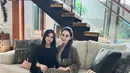 Chantal, yang kini duduk di bangku SMP, semakin menunjukkan pesonanya sebagai remaja. Wajahnya yang cantik dinilai banyak orang menurun dari sang ibu yang terkenal awet muda. Kedekatan mereka juga kerap terlihat dalam berbagai unggahan Jennifer ini. (Liputan6.com/IG/@jeje_haris89)