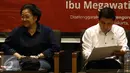Pelindung IBI, Megawati Soekarnoputri saat menghadiri dalam forum diskusi bersama Ikatan Bidan Indonesia, Jakarta (2/5). Megawati mengatakan Pemerintah harus memprioritaskan anggaran untuk pengangkatan para Bidan PTT jadi PNS. (Liputan6.com/Helmi Afandi)