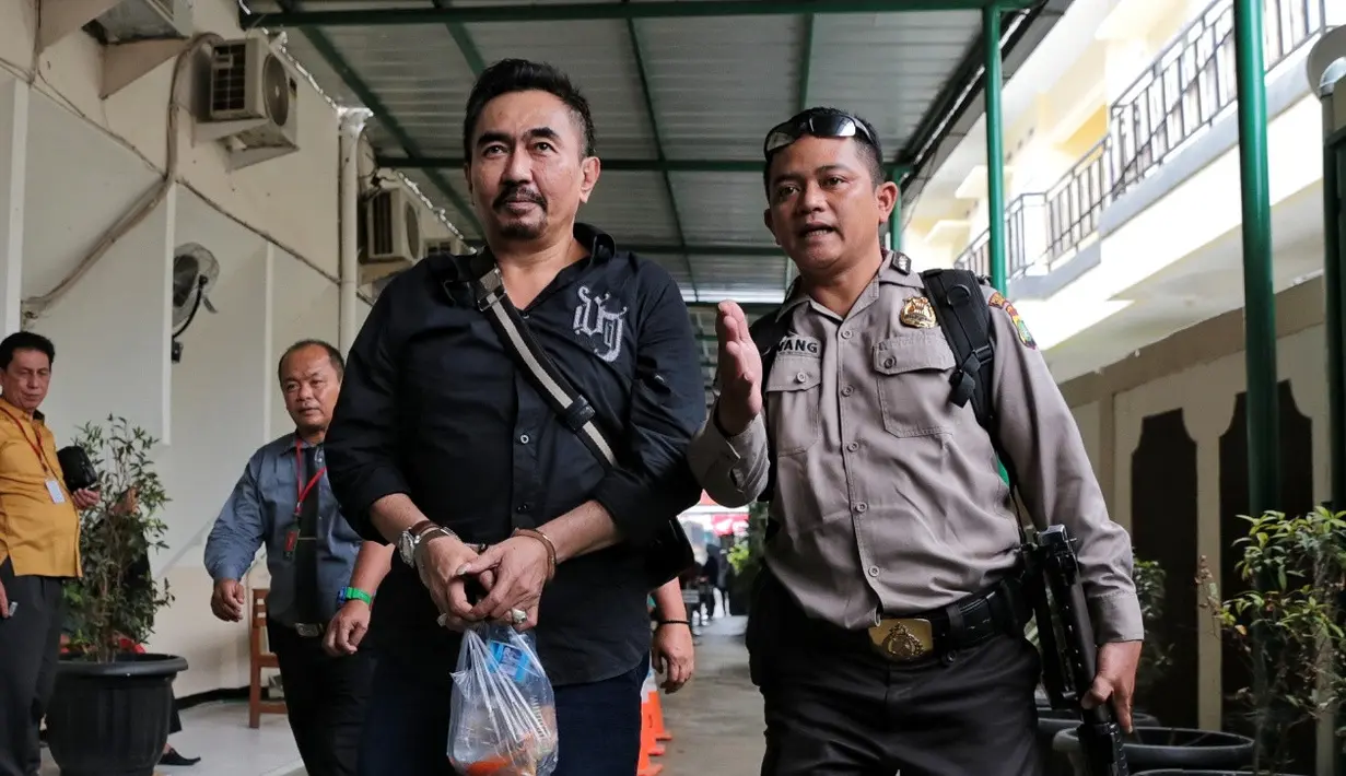 "Kalau dari keterangan ahli, yaa apa yang dia ketahui, itu memang anak biologisnya dan Aa Gatot juga mengakui kalau itu memang hasilnya," ucap Hadiman.  (Adrian Putra/Bintang.com)