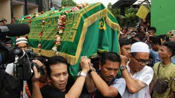 Sanak saudara serta sahabat saat mengantarkan komedian Betawi Nur Sarinuri atau lebih dikenal Mpok Nori ke tempat peristirahat terakhirnya di TPU Pondok Ranggon, Jakarta Timur, Jumat (3/4/2015). (Liputan6.com/Helmi Afandi)