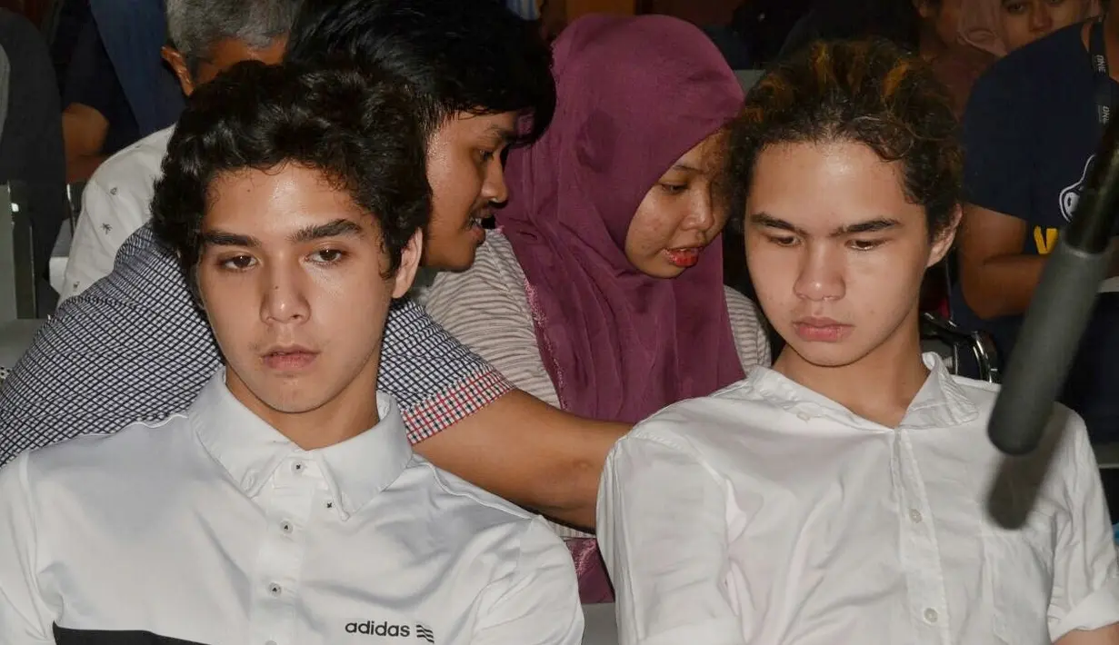 "Waktu saya sidang di pengadilan, ayah selalu datang. Dan itu rasanya menghangatkan hati saya bila ada yang datang di pengadilan. Saya insya Allah akan slalu datang (ke Persidangan)," tutur Dul.  (Adrian Putra/Bintang.com)