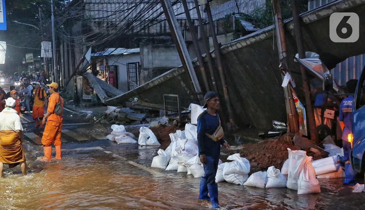 Hujan deras yang mengguyur Jakarta sejak Rabu (7/5/2025) siang hingga sore hari membuat aliran air di sekitar salah satu di daerah Kalibata Timur meluap. (Liputan6.com/Angga Yuniar)
