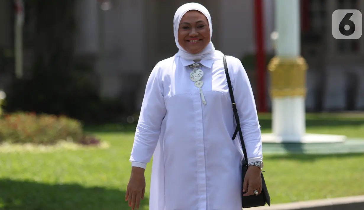 Politisi PKB Ida Fauziah tiba di Kompleks Istana Kepresidenan di Jakarta, Selasa (22/10/2019). Ida Fauziah datang mengenakan kemeja putih yang merupakan ciri khas para menteri di kabinet Jokowi. (Liputan6.com/Angga Yuniar)