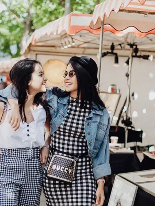 Potret Maudy Ayunda dan Amanda Khairunnisa mengenakan motif outfit yang serupa. (Liputan6.com/IG/maudyayunda)