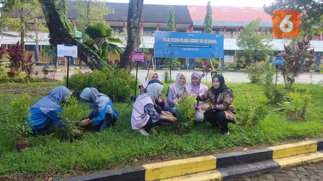 PLN Icon Plus mengajar di SMK-SMTI Makassar (Liputan6.com/Fauzan)