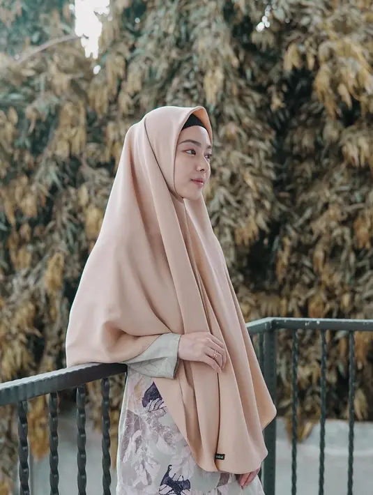 Keputusan Lindswell untuk berhijab pun tak tanggung-tanggung. Ia juga memutuskan untuk menggunakna hijab yang syar'i setelah menjadi seorang mualaf. (Liputan6.com/IG/@lindswell_k)