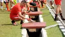 Pemain asing Persija Jakarta, Yevgeni Kabayev membersihkan sepatunya usai berlatih bersama di lapangan Yon Zikon 13/KE, Jakarta, (23/22/2014). (Liputan6.com/Helmi Fithriansyah)