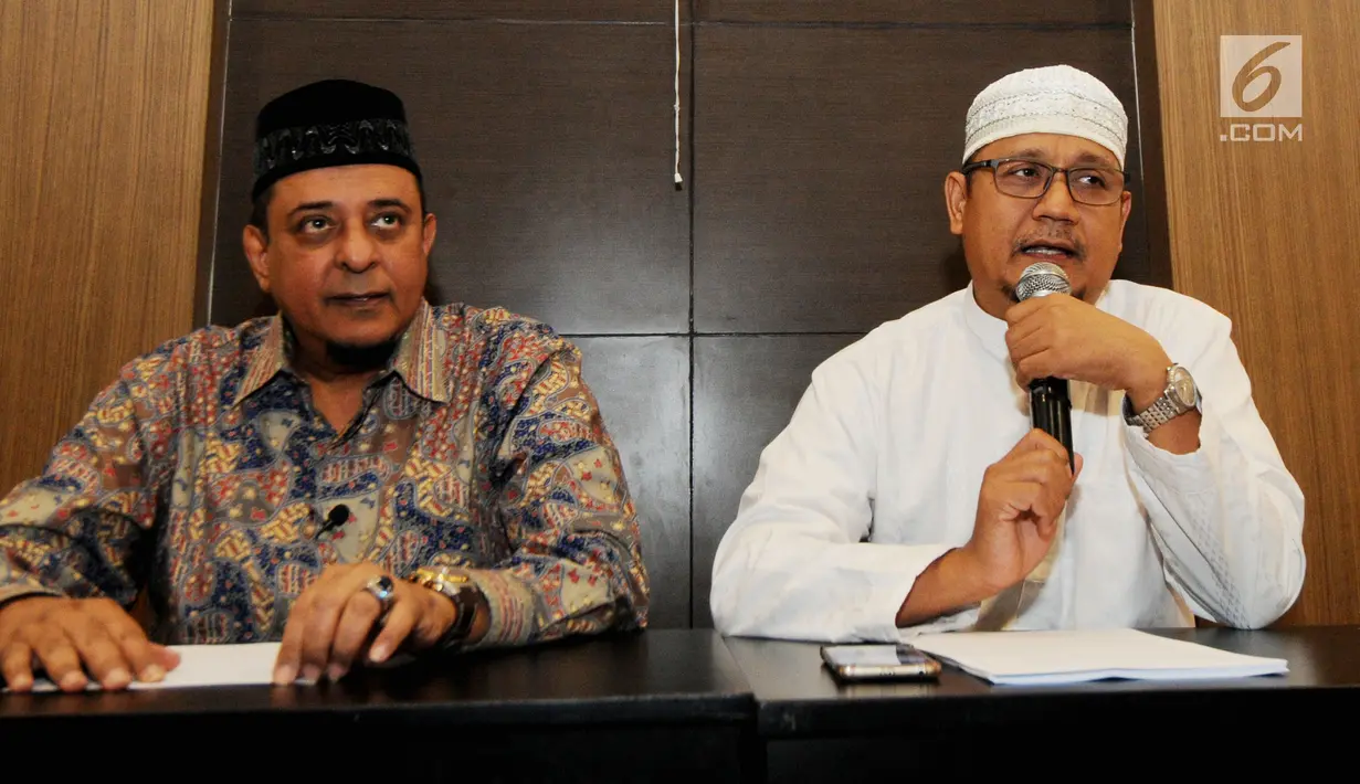 Ketum GNPF-Ulama, Yusuf Muhammad Martak (kiri) dan Anggota GNPF ustad Edy Mulyana memberikan keterangan menepis isu kepemilikan saham Lapindo di Jakarta, Senin (24/9). (Merdeka.com/Dwi Narwoko)