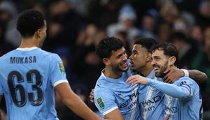 Pemain Manchester City merayakan gol ke gawang Brentford dalam laga perempat final Carabao Cup 2025/2026 di Etihad Stadium, Kamis (18/12/2025) dini hari WIB. Man City lolos ke semifinal setelah menang 2-0 dalam laga tersebut. (Darren Staples / AFP)