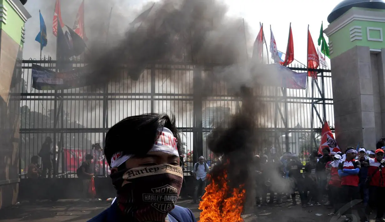 Massa juga terlihat memakai ikat kepala berwarna putih yang bertuliskan "Tolak RUU Pilkada", Jakarta, (11/9/14). (Liputan6.com/Miftahul Hayat)