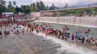 Balimau merupakan tradisi mandi menggunakan jeruk nipis yang berkembang di kalangan masyarakat Minangkabau.