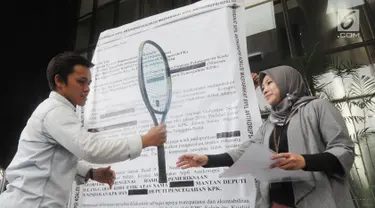 Aktivis ICW membawa replika surat raksasa dan raket diserahkan kepada KPK sebagai bentuk protes di Gedung KPK, Jakarta, Senin (26/8/2019). Mereka meminta KPK untuk memberikan laporan hasil dugaan pelanggaran etik mantan Deputi Penindakan KPK yang juga Capim KPK Firli Bahuri.(merdeka.com/Dwi Narwoko)