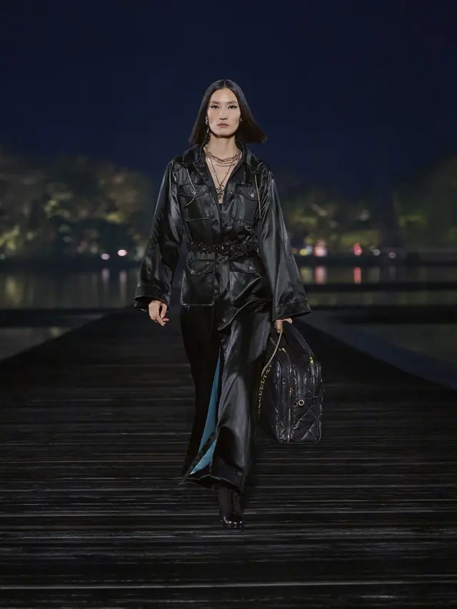 Chanel Persembahkan Koleksi Métiers d'Art 2024/25 di West Lake Hangzhou, Terinspirasi dari Coromandel Screen