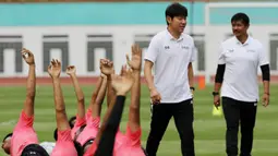 Manajer pelatih Timnas Indonesia, Shin Tae-yong didampingi Indra Sjafri, saat latihan Timnas U-19 di Stadion Wibawa Mukti, Senin (13/1/2020). Pria asal Korsel ini menjadi supervisi untuk Timnas Indonesia senior, U-22, U-20, dan U-16. (Bola.com/M Iqbal Ichsan)