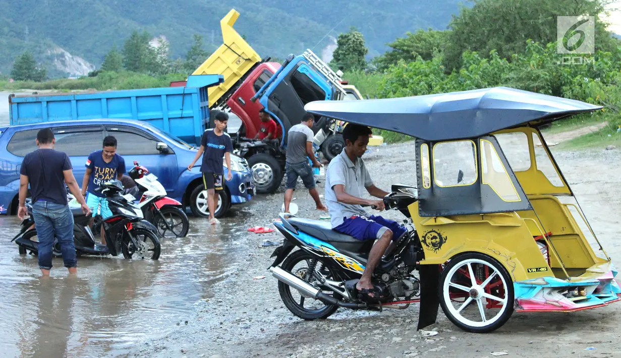 Pengendara memacu becak motor seusai mencuci kendaraannya di sungai Bone, kompleks Jembatan Talumolo II, Kelurahan Talumolo, Gorontalo, Senin (19/11). Tempat itu menjadi kawasan pencucian kendaraan bermotor yang gratis.  (Liputan6.com/Arfandi Ibrahim)