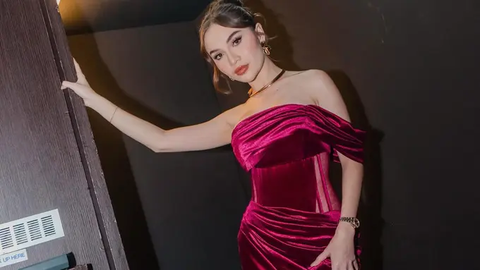 SahabatLady in Red! Gaya Glamor Elina Joerg Rayakan Ulang Tahun ke-26 Bareng Sahabat