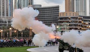Untuk melaksanakan acara tersebut pihak Madinat Jumeirah bekerja sama dengan polisi Dubai untuk memberikan demonstrasi ke publik mengenai penembakan setiap hari selama Ramadhan. (AFP/Karim Sahib)