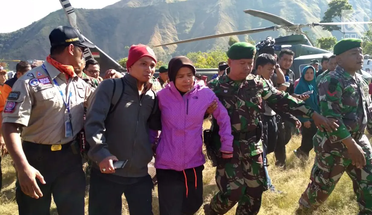 Seorang pendaki saat tiba di samping Kantor Kecamatan Sembalun, Lombok Timur, Nusa Tenggara Barat (NTB), Selasa (31/7). Tim gabungan mengevakuasi tiga pendaki dari Gunung Rinjani menggunakan helikopter. (Liputan6.com/HO/Pendam Udayana)