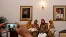 Tampak para Pegawai Negeri Sipil (PNS) berfoto diruangan Balai Kota, Jakarta, Rabu (22/7/2015).  Hari ini adalah hari pertama PNS masuk kerja setelah Libur Panjang Hari Idul Fitri 1436H. (Liputan6.com/JohanTallo)