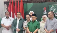 Cawapres nomor urut 01, Muhaimin Iskandar atau Cak Imin saat menggelar konferensi pers di Kantor DPP PKB Jakarta Pusat, Senin (22/4/2024). (Liputan6.com/Lizsa Egeham)