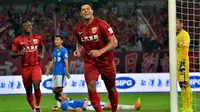 Striker Shanghai SIPG, Hulk, merayakan gol yang dicetaknya ke gawang Henan Jianye pada laga Liga China di Shanghai, China, Minggu (10/7/2016). (AFP/STR)