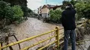 Media lokal melaporkan naiknya permukaan air, puing-puing dan insiden pohon tumbang yang membutuhkan perhatian layanan darurat. (Photo by Sakis MITROLIDIS / AFP)