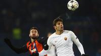 Pemain Roma, Federico Fazio (kanan) berduel dengan pemain Shakhtar, Facundo Ferreyra pada laga 16 besar Liga Champions di Metalist Stadium, Kharkiv, Ukraina, (21/2/2018). Shaktar menang 2-1.  (AP/Efrem Lukatsky)