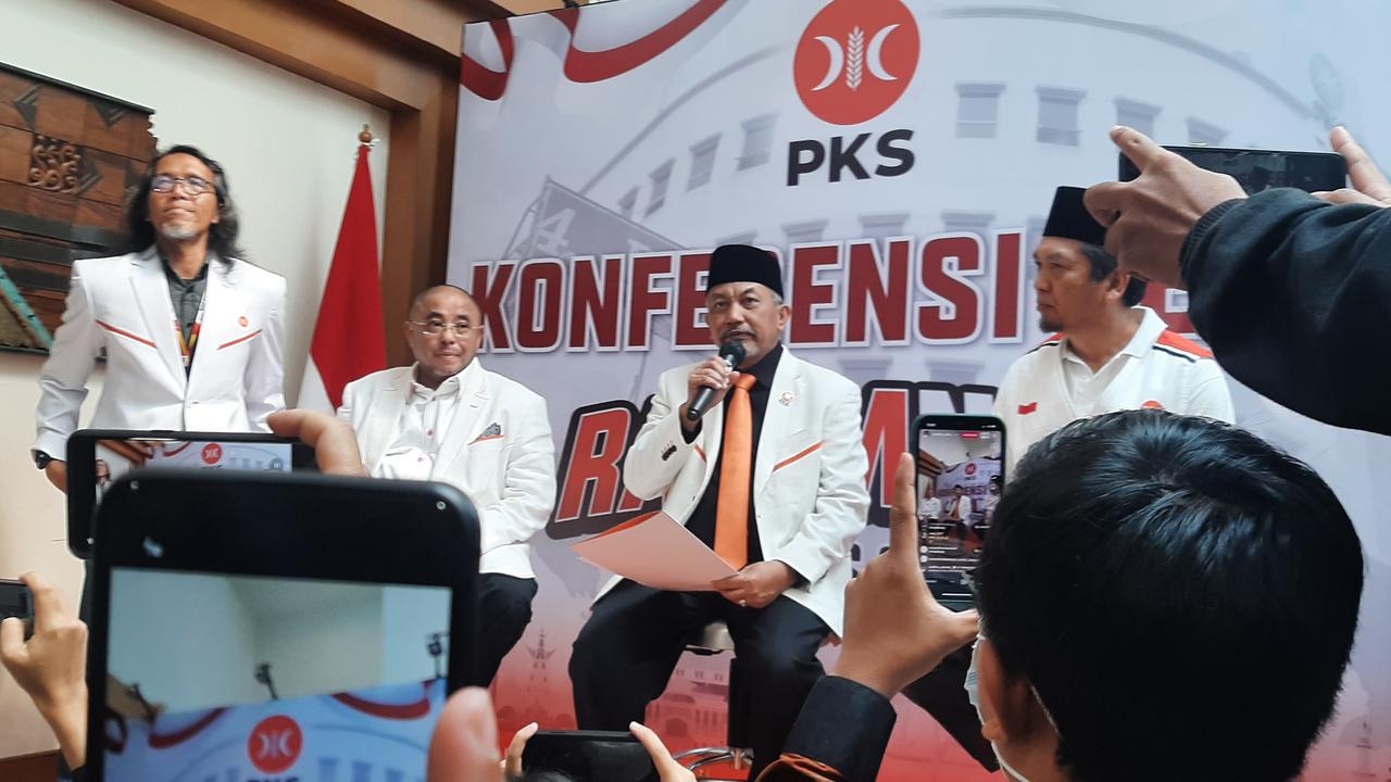 Presiden PKS Ahmad Syaikhu (tengah), Sekjen PKS Aboe Bakar Alhabsyi (kedua dari kiri), dan Ketua DPP PKS bidang Polhukam Almuzzammil Yusuf (paling kanan)