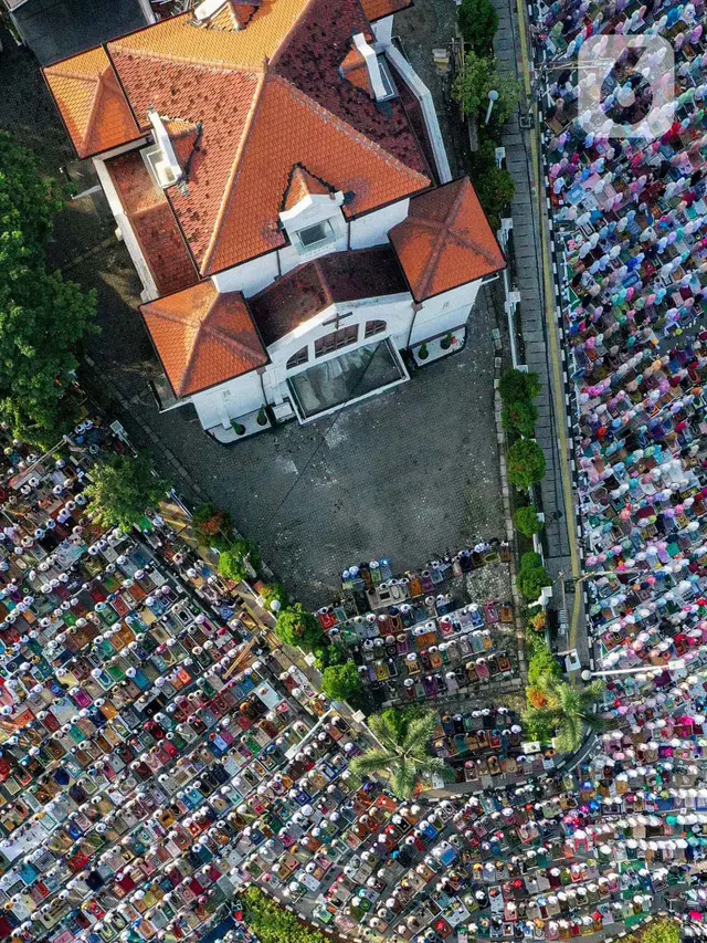 Ribuan Umat Islam Salat Idul Fitri 1445 H di Jatinegara