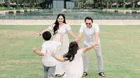 Pemotretan keluarga Ahok, yang memperlihatkan baby bump Puput Nastiti Devi di kehamilan ketiga. [IG: @btpnd]