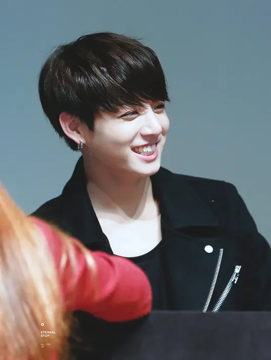 Wajah Jungkook BTS semakin terlihat imut dan menggemaskan dengan gigi kelinci. (Foto: twitter.com/ETERNALSTOP)