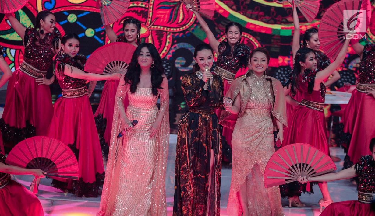 Pedangdut Dewi Perssik (kiri), Siti Badriah (kanan), dan  Zaskia Gotik (tengah) saat tampil dalam Indonesian Dangdut Awards 2018 di Jakarta, Jumat (12/10). Mereka membawakan lagu Bintang Pentas, Bara Bere, dan Tarik Selimut. (Faizal Fanani)