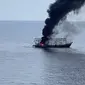 Kapal nelayan terbakar di Laut Jawa, Bangka Belitung. (Liputan6.com/Ahmad Adirin)