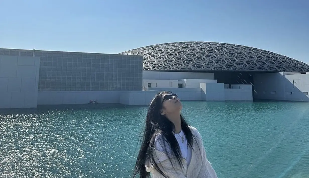 Jika ditotal outfit Jennie saat berkunjung ke Masjid tersebut berkisar Rp24 jutaan.  (@jennierubyjane)