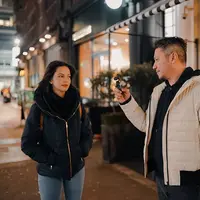 Gading Marten dan Juria Hartmans saat di London (Sumber: Instagram/milkshakesspeare//