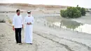 Presiden Joko Widodo atau Jokowi (kiri) didampingi Menteri Energi dan Infrastruktur Persatuan Emirat Arab (PEA) Suhail Al Mazrouei saat meninjau tanaman mangrove di Jubail Mangrove Park, Pulau Al Jubail, Abu Dhabi, PEA, Rabu (3/11/2021). (Foto: Biro Pers Sekretariat Presiden)